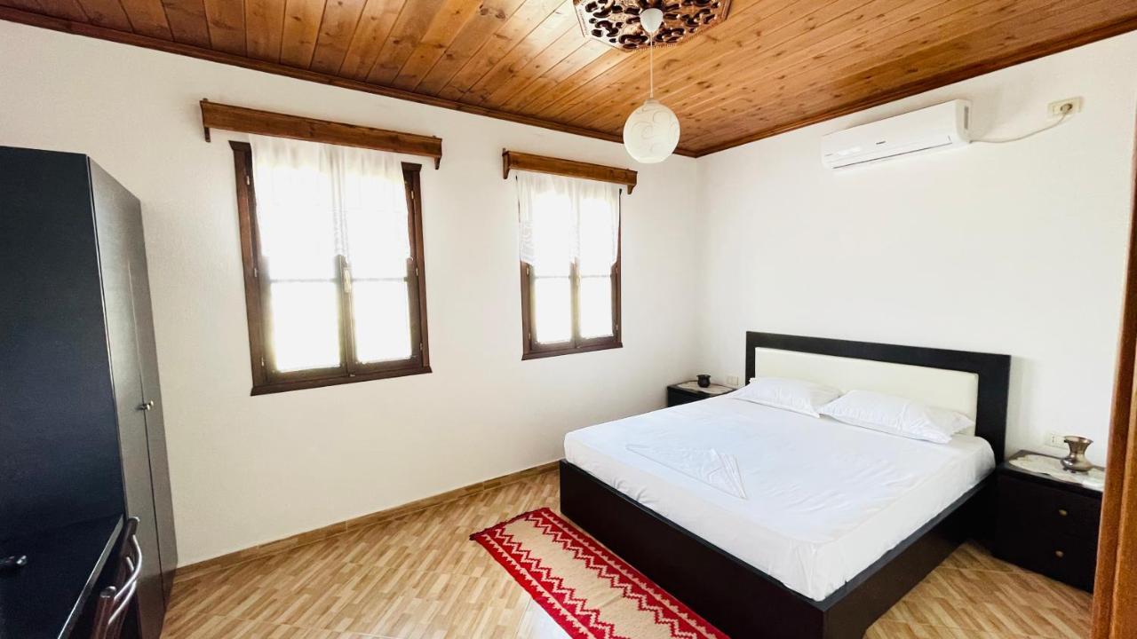 Denis Guesthouse 1930 Gjirokastër Eksteriør billede