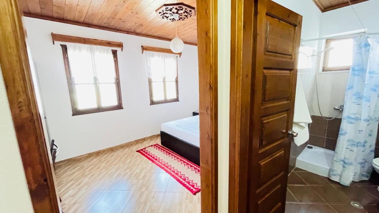 Denis Guesthouse 1930 Gjirokastër Eksteriør billede