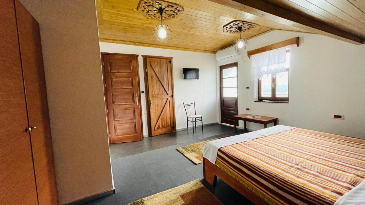 Denis Guesthouse 1930 Gjirokastër Eksteriør billede