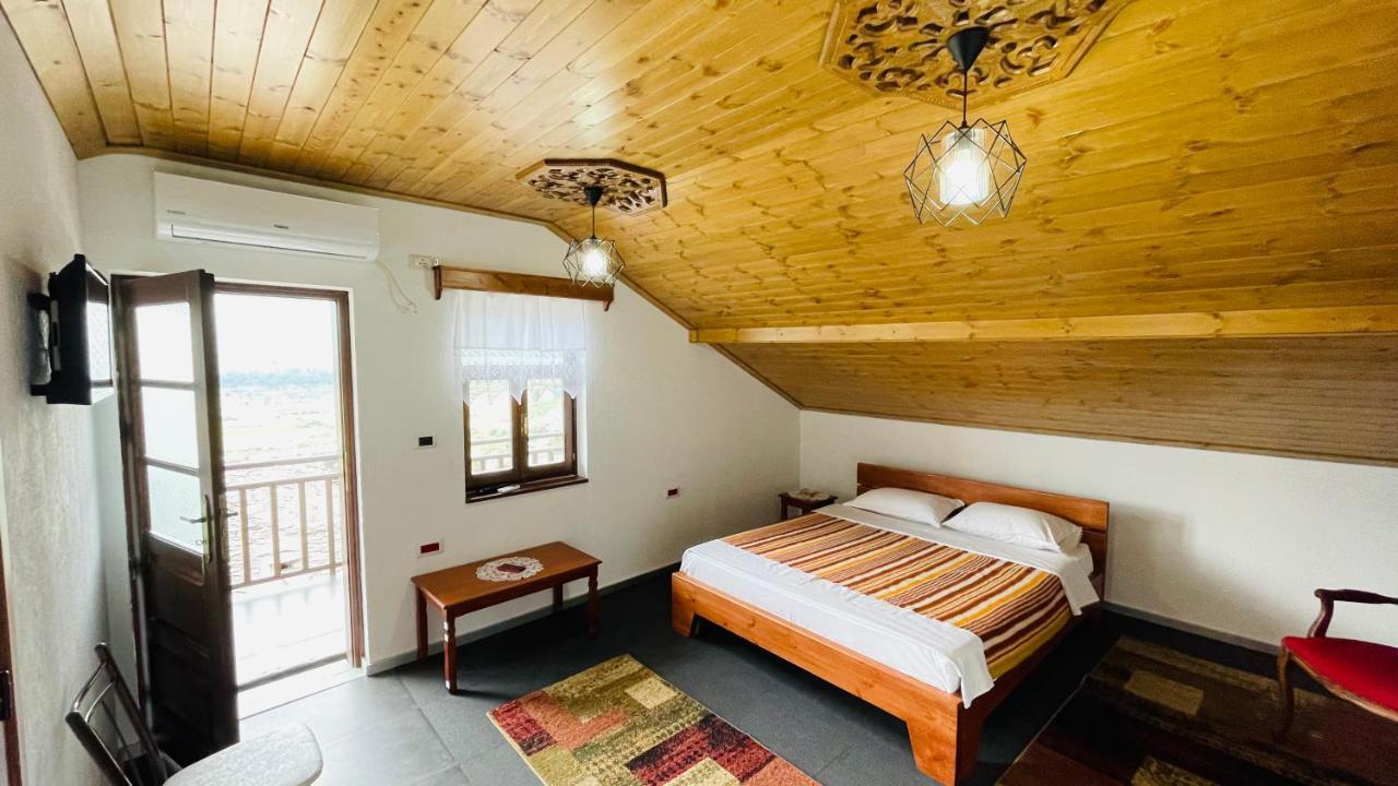 Denis Guesthouse 1930 Gjirokastër Eksteriør billede