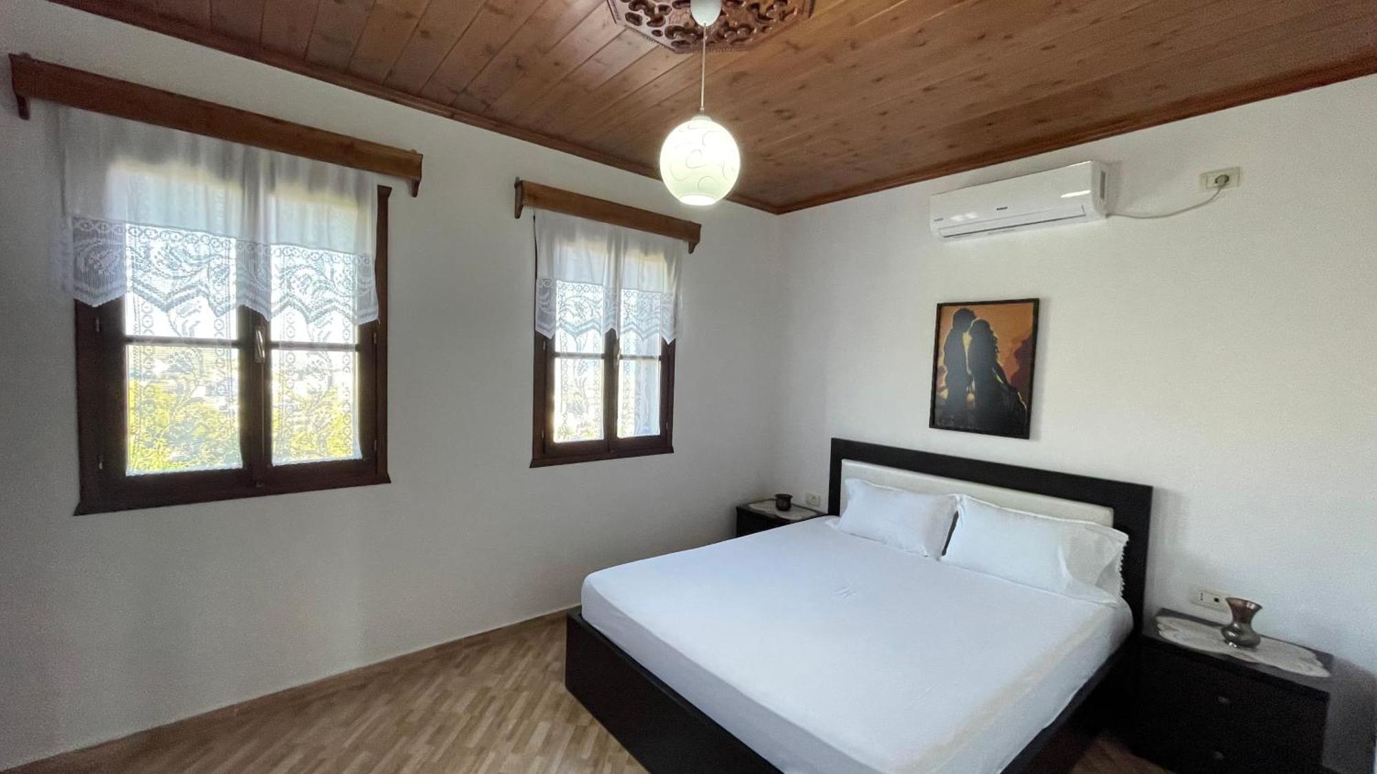 Denis Guesthouse 1930 Gjirokastër Eksteriør billede