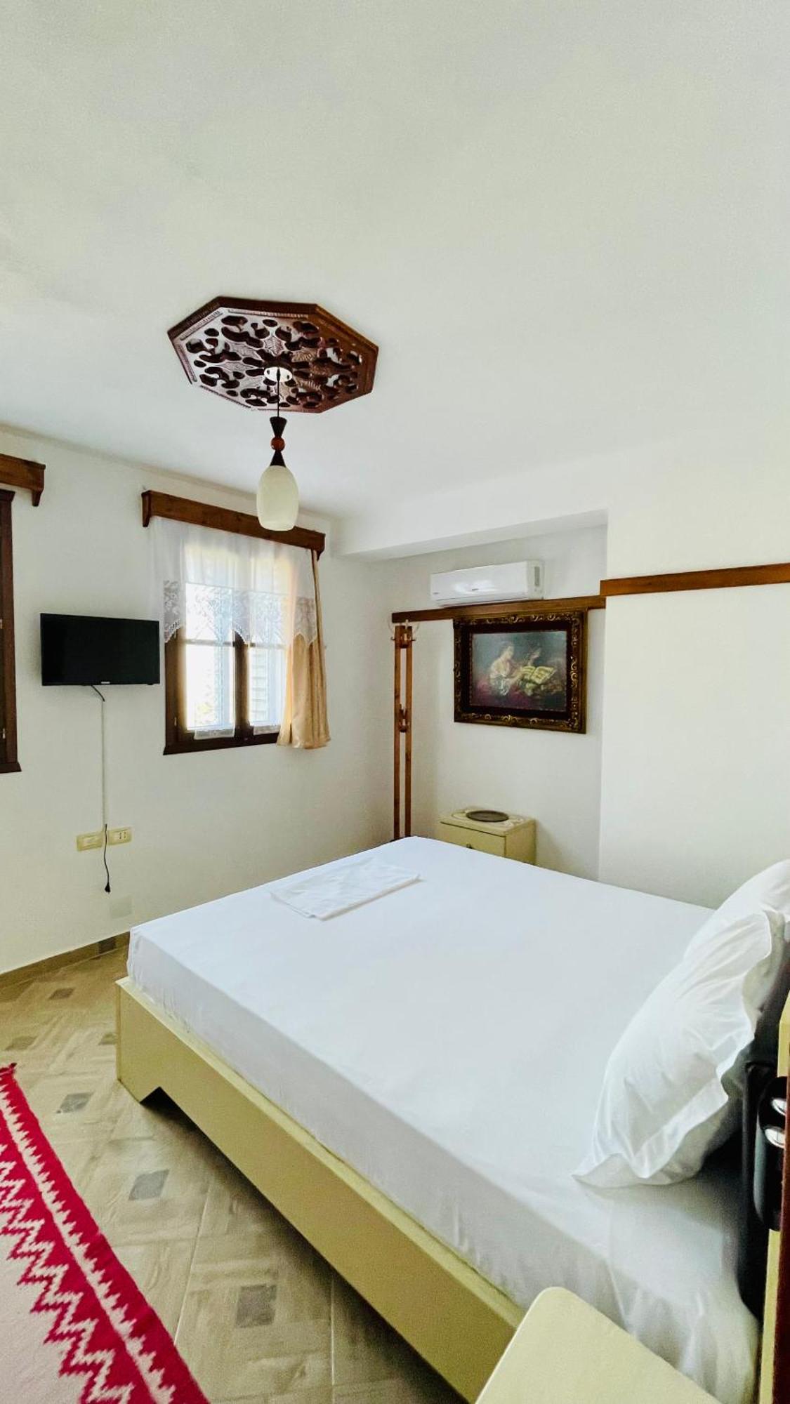 Denis Guesthouse 1930 Gjirokastër Eksteriør billede