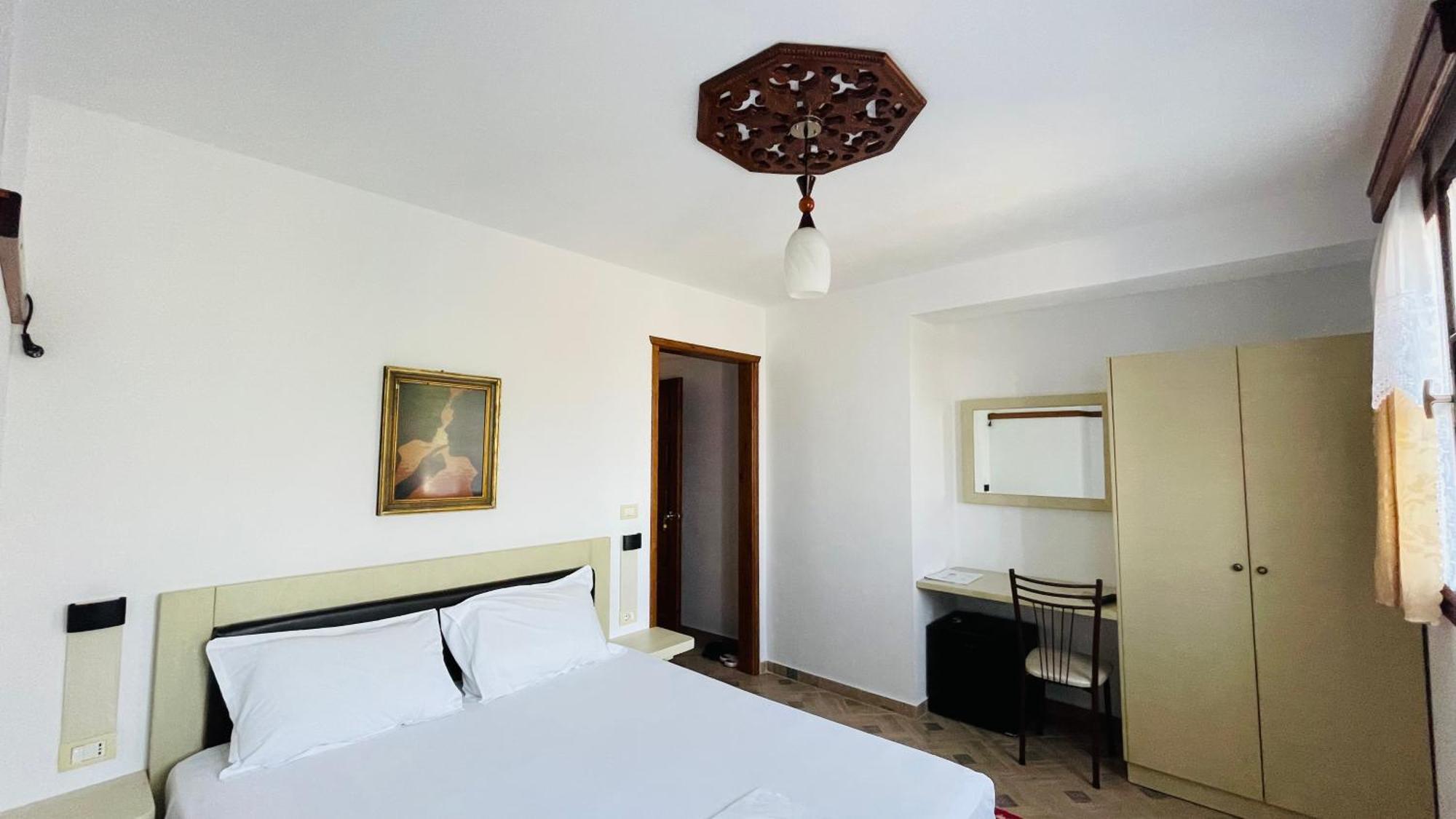 Denis Guesthouse 1930 Gjirokastër Eksteriør billede