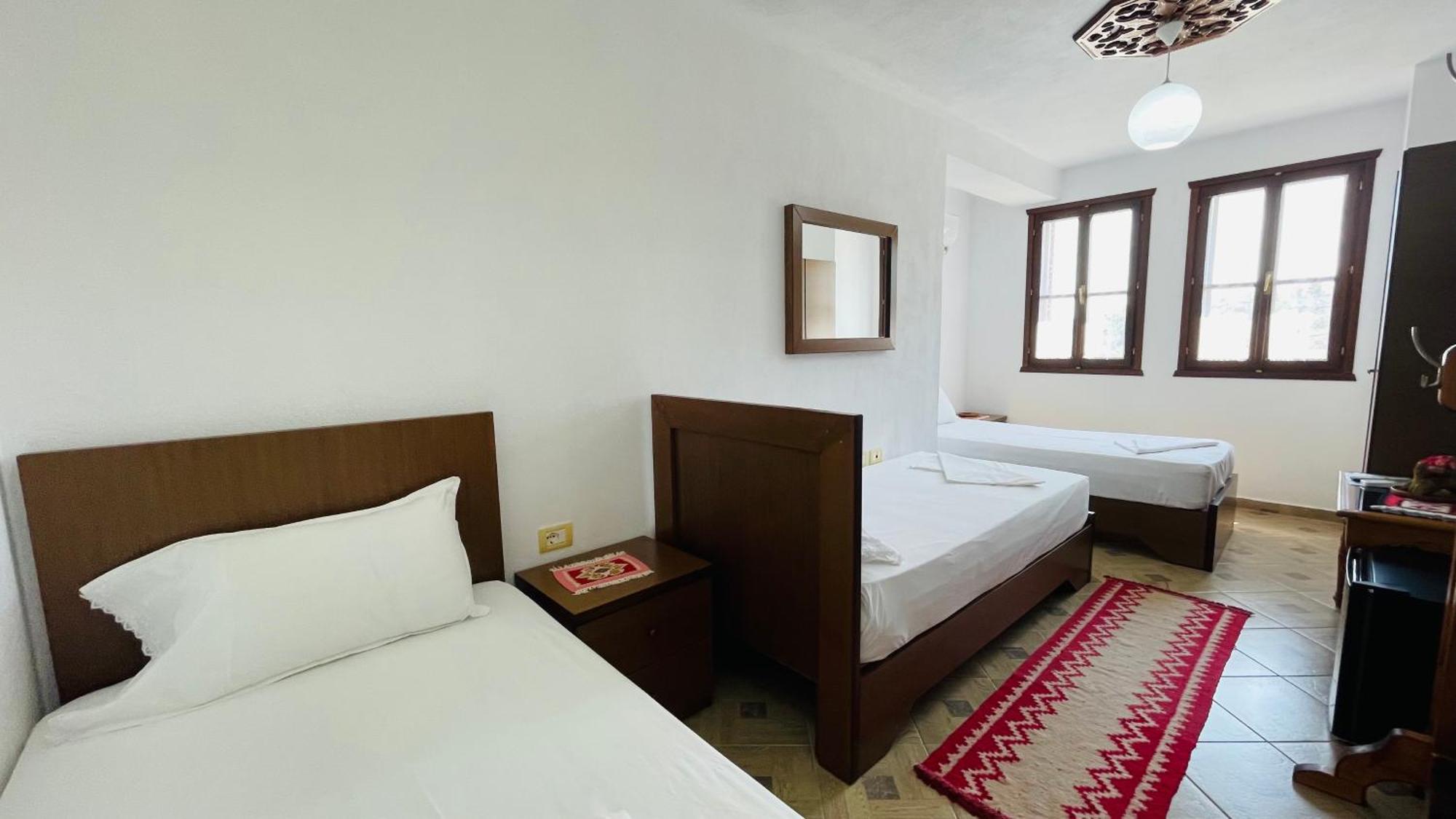 Denis Guesthouse 1930 Gjirokastër Eksteriør billede