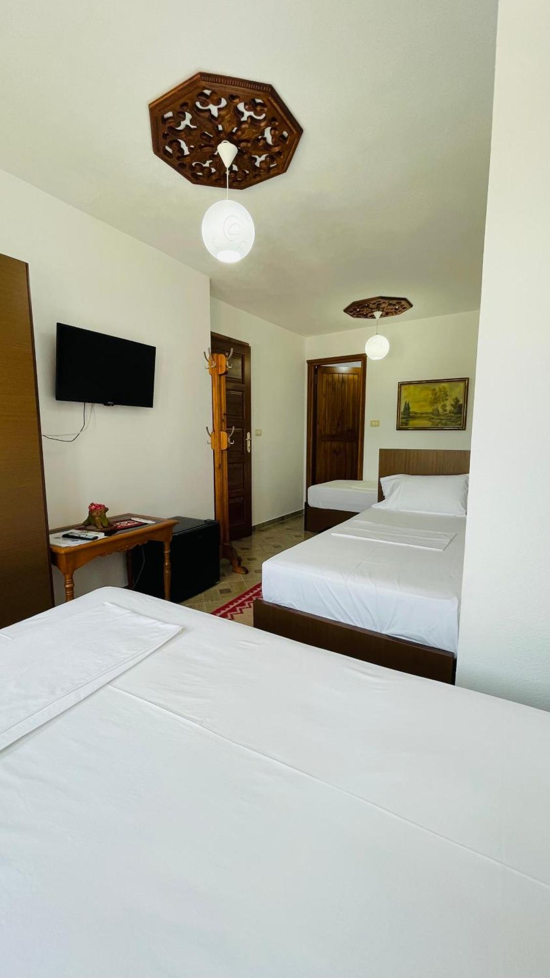 Denis Guesthouse 1930 Gjirokastër Eksteriør billede